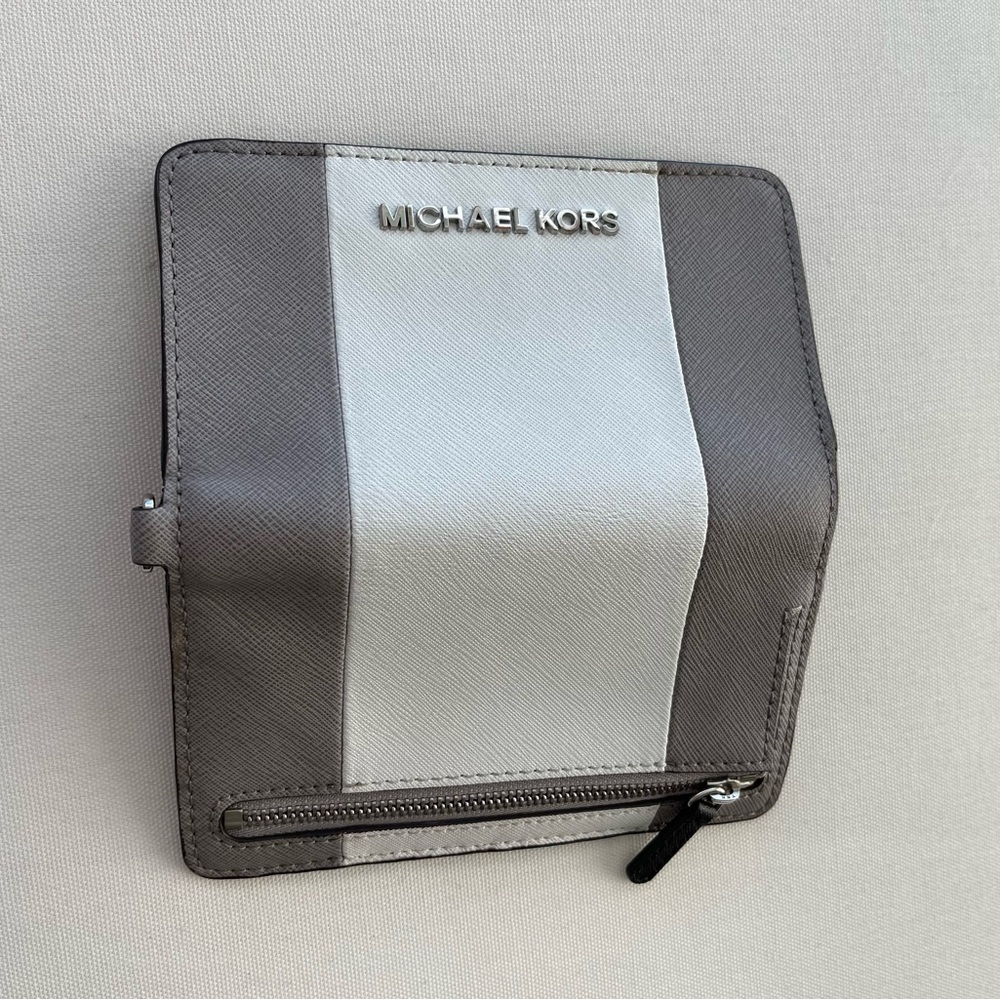 Michael Kors Jet Set Multi Function Phone Wallet - Picture 3 of 4